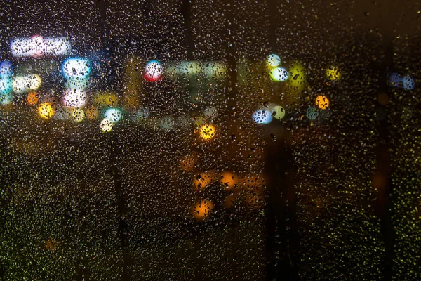 夜景透过湿玻璃窗柔和聚焦 — 图库照片