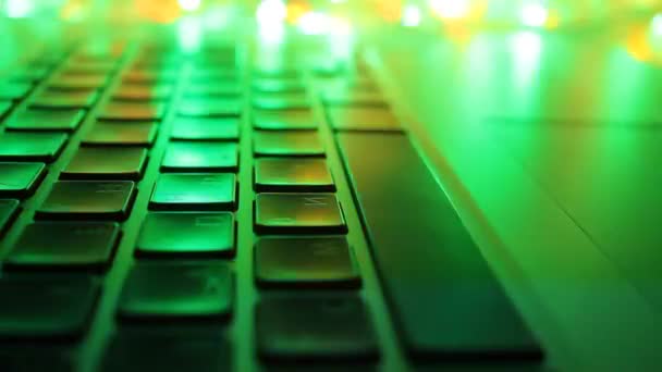 Laptop Tastatur Nahaufnahme Mit Schimmernder Mehrfarbiger Hintergrundbeleuchtung — Stockvideo