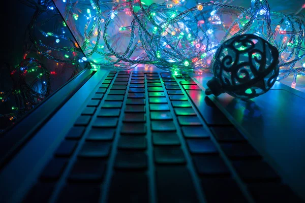 Teclado Computador Fechar Com Foco Suave Backlight Colorido Bola Natal — Fotografia de Stock