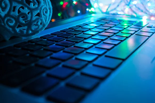 Teclado Computador Fechar Com Foco Suave Backlight Colorido Bola Natal — Fotografia de Stock