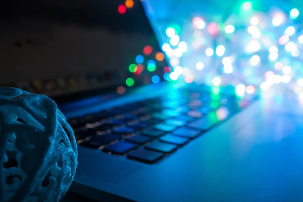 Computertastatur Nahaufnahme Mit Farbenfroher Hintergrundbeleuchtung Softfokus Und Weihnachtskugel — Stockfoto