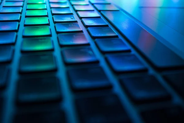 Teclado Computador Fechar Com Foco Suave Backlight Colorido — Fotografia de Stock