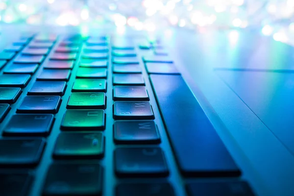 Clavier Ordinateur Gros Plan Avec Rétro Éclairage Coloré Soft Focus — Photo