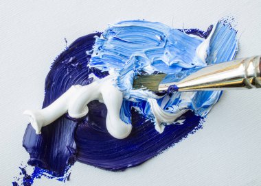 Beyaz ve mavi boyaları beyaz bir tuvalde karıştırıyorum.