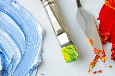 Beyaz bir tuvalde mavi ve kırmızı yağ lekeleri