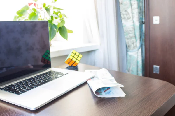 Espacio Trabajo Casa Con Escritorio Ordenador Portátil Una Flor —  Fotos de Stock