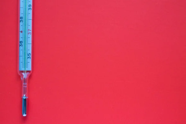 Vetro Termometro Mercurio Sfondo Rosso Brillante Copia Spazio — Foto Stock