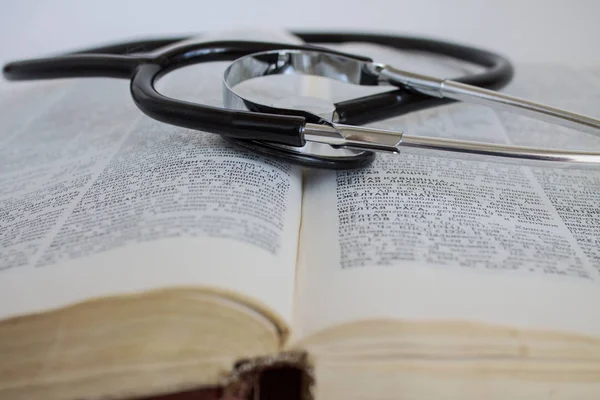 A stethoscope on the expanded medical reference guide — Stock Image Stethoscope Expanded Medical Reference Guide Stock Photo