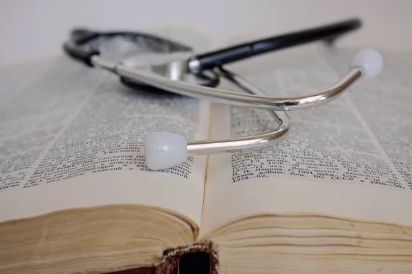 A stethoscope on the expanded medical reference guide — Stock Image Stethoscope Expanded Medical Reference Guide Royalty Free Stock Images