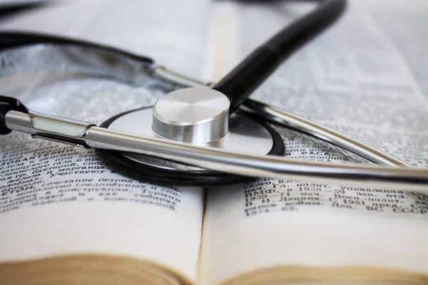 A stethoscope on the expanded medical reference guide — Stock Image Stethoscope Expanded Medical Reference Guide Stock Picture