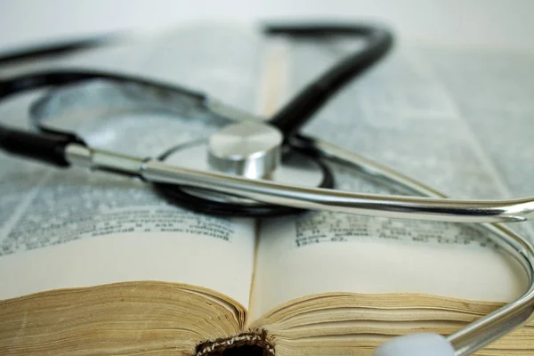 A stethoscope on the expanded medical reference guide — Stock Image Stethoscope Expanded Medical Reference Guide Royalty Free Stock Photos