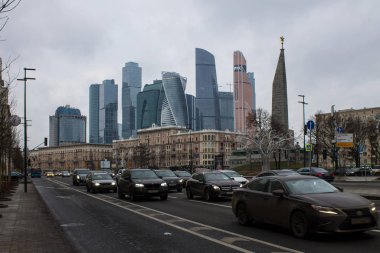 Moskova / Rusya-8 Aralık 2019: Kutuzovsky 'nin tarihi evleri ve modern iş merkezi gökdelenleri Moskova' ya bakış açısı