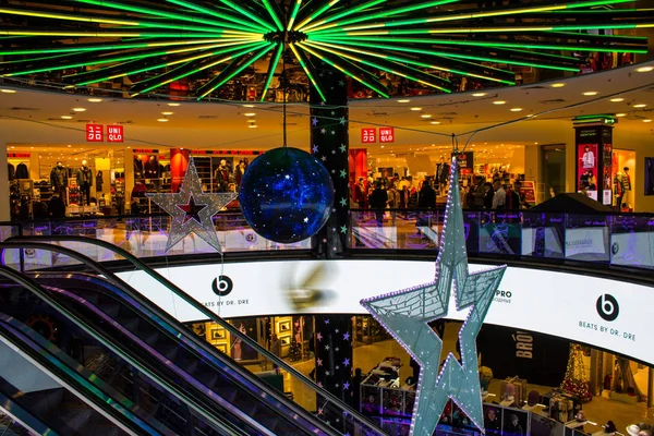 莫斯科 俄罗斯 2019年12月8日 欧洲多层现代化购物中心的内部 配有自动扶梯和明亮的照明 — 图库照片