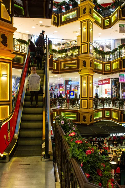 Moscovo Rússia Dezembro 2019 Interior Festivo Centro Comercial Moderno Vários — Fotografia de Stock