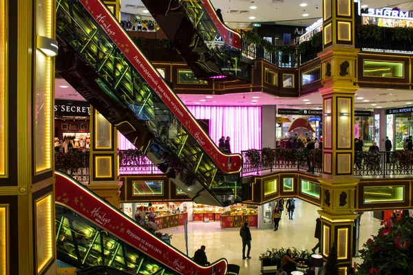 莫斯科 俄罗斯 2019年12月8日 多层现代化购物中心的内部喜庆气氛 配有自动扶梯和圣诞装饰 — 图库照片