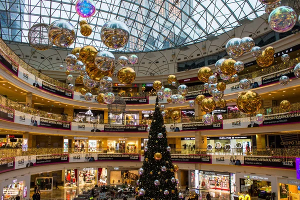 Μόσχα Ρωσία Δεκέμβριος 2019 Γιορτινό Εσωτερικό Του Πολυώροφου Σύγχρονου Εμπορικού — Φωτογραφία Αρχείου