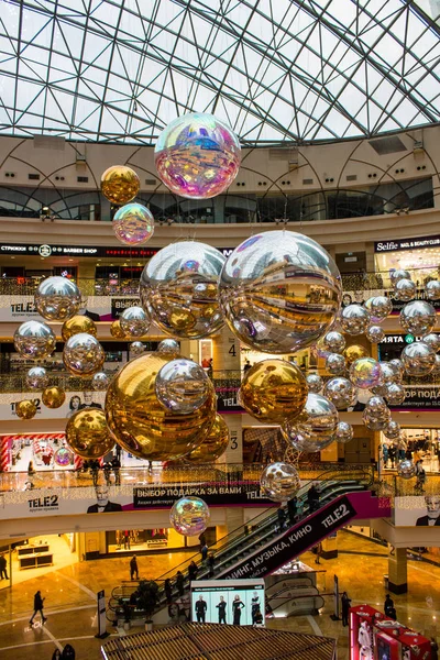 莫斯科 俄罗斯 2019年12月8日 这座多层现代化购物中心的内部喜庆气氛 天花板上挂着一个巨大的玻璃球 还有一棵圣诞树 — 图库照片