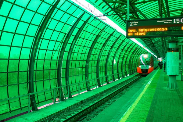 Moskova Rusya Aralık 2019 Platform Modern Bir Metro Istasyonundaki Parlak — Stok fotoğraf