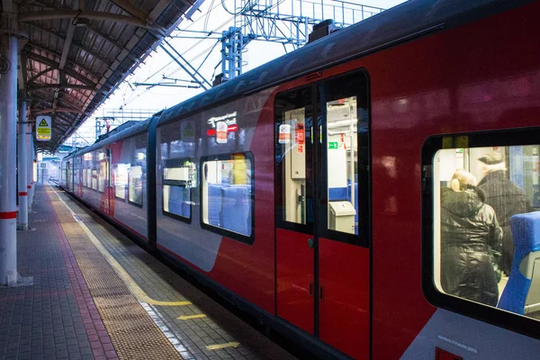 Moszkva Oroszország 2019 December Elektromos Vasúti Peron Síneken Piros Autókkal — Stock Fotó