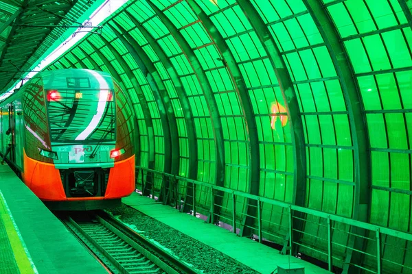 モスクワ ロシア 2019年12月8日 明るい緑の半透明の壁を持つ近代的な地下鉄駅でのプラットフォームと到着した電車の眺め — ストック写真