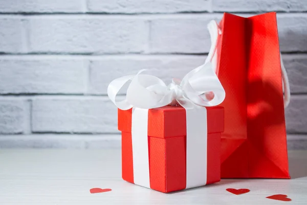 Caja Regalo Roja Con Lazo Sobre Fondo Blanco Corazones Sobre — Foto de Stock