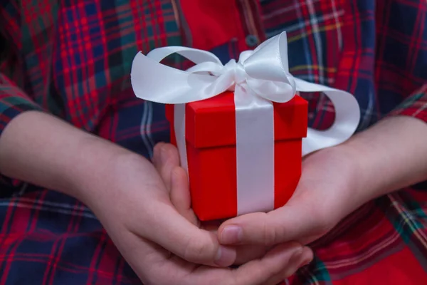 Regalo Una Caja Roja Manos Una Adolescente Vestida Con Ropa — Foto de Stock