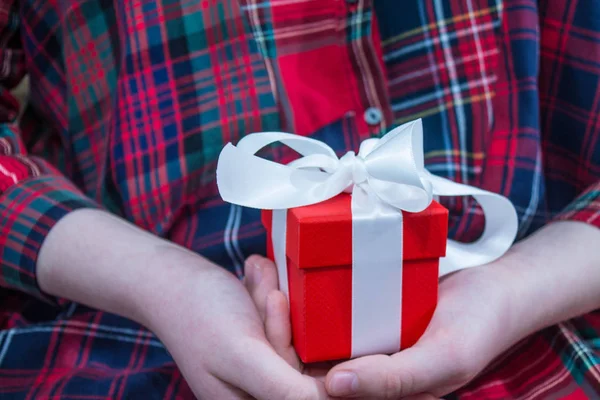 Regalo Una Caja Roja Manos Una Adolescente Vestida Con Ropa — Foto de Stock