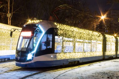 Moskova Rusya 'nın deposunda gece geç saatlerde aydınlatmalı Noel tramvayları