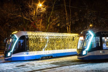 Moskova Rusya 'nın deposunda gece geç saatlerde aydınlatmalı Noel tramvayları