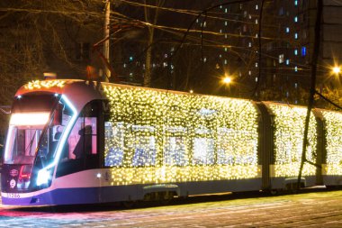 Moskova Rusya 'nın deposunda gece geç saatlerde aydınlatmalı Noel tramvayları