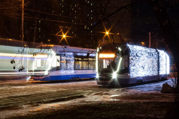 Різдвяні Трамваї Святковим Освітленням Складі Москви Пізно Ввечері — стокове фото