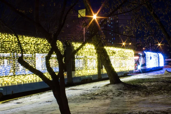 Tranvías Navidad Con Iluminación Festiva Depósito Moscú Rusia Tarde Noche — Foto de Stock