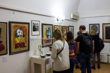 Moskova / Rusya - 3 Ocak 2020: Müzenin içindeki resimlere bakan ziyaretçiler