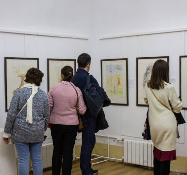 Moskova / Rusya - 3 Ocak 2020: Müzenin içindeki resimlere bakan ziyaretçiler