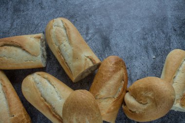 Gri arkaplanda taze pişmiş baget ve kopyalamak için yer var.