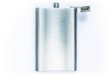 Metal matara beyaz arkaplanda izole edilmiş.