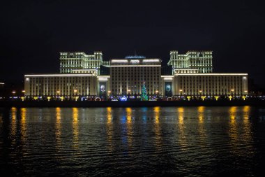 Moskova / Rusya-Ocak, 6, 2020: Savunma Bakanlığı ve Moskova nehrinin manzarası ve akşam saatlerinde sudaki yansımaları