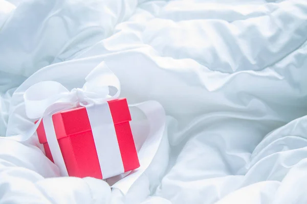 Caja Regalo Roja Con Lazo Satén Blanco Manta Con Pliegues — Foto de Stock