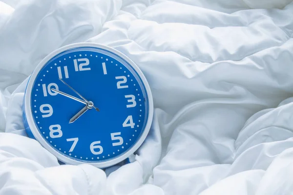 Relógio Alarme Azul Cobertor Branco Com Dobras — Fotografia de Stock