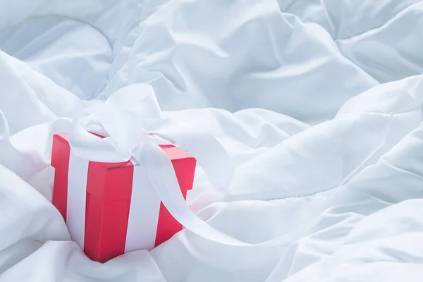 Caja Regalo Roja Con Lazo Satén Blanco Manta Con Pliegues — Foto de Stock