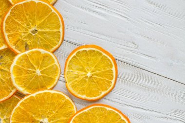 Turuncu çipler beyaz ahşap bir arkaplanda kapanır ve kopyalamak için boşluk oluşur