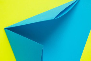 Sarı arka planda mavi kağıttan origami yapmak