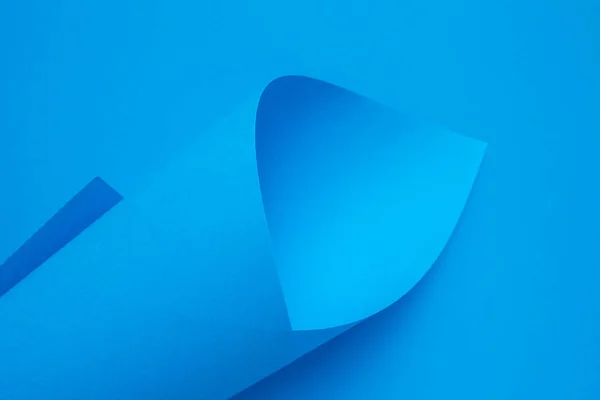 Rollo Enrollado Papel Azul Brillante Sobre Fondo Monocromo Cerca Con — Foto de Stock