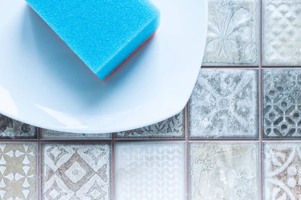 Синя Губка Миття Посуду Квадратній Чистій Білій Тарілці Крупним Планом — стокове фото