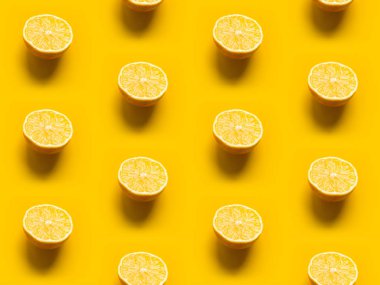 Kalıp: Keskin zıt gölgelerle parlak sarı bir zemin üzerinde limon süsleri.