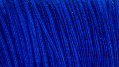 Doku arkaplanı: tek renkli klasik mavi renkli büyük yağlı boya fırça darbeleri kopya alanı ile yakın plan