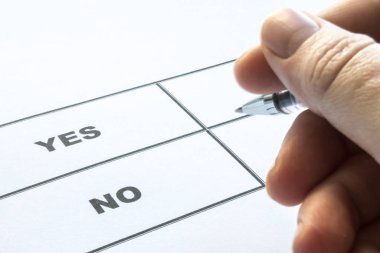 Konsept: Beyaz kağıt üzerinde evet ya da hayır oyu ve bir kalemle bir anket. Doğru çözümü seçmek.