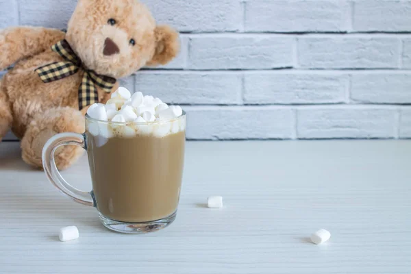 Tazza Vetro Con Caffè Latte Marshmallow Bianchi Peluche Tavolo Legno — Foto Stock