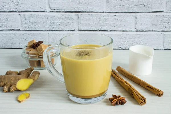 Latte Tonico Allo Zenzero Caldo Una Tazza Vetro Con Cannella — Foto Stock