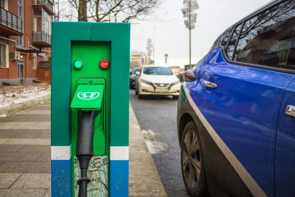 モスクワ ロシア 2020年2月15日 市内通りにスタートボタンとホース付きグリーン電気自動車充電器 — ストック写真